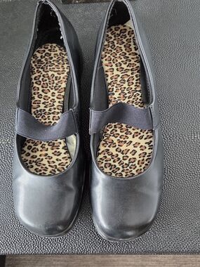 Naturalizer Size 8 Black Mary Jane Flats with Leopard Insole